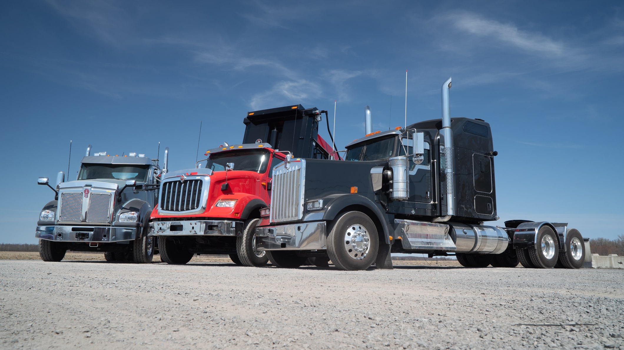 Camions pour la construction : Benne, malaxeur, grue... quel camion usagé choisir pour votre chantier ?